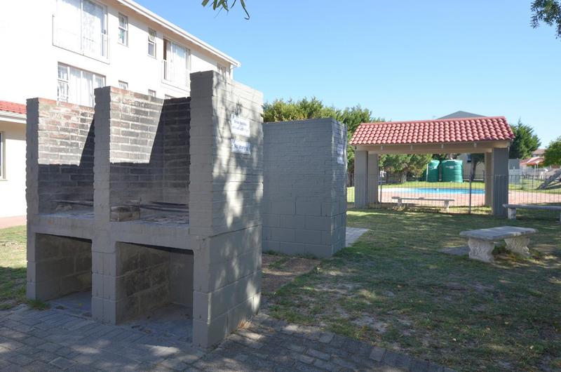 2 Bedroom Property for Sale in Oakglen Western Cape